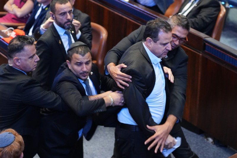 Video unexpected moment for Trump in the Israeli parliament. Security forces intervened quickly