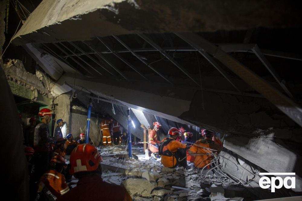 In Indonesia, due to illegal completion, a school fell, at least 60 dead. Photo 1