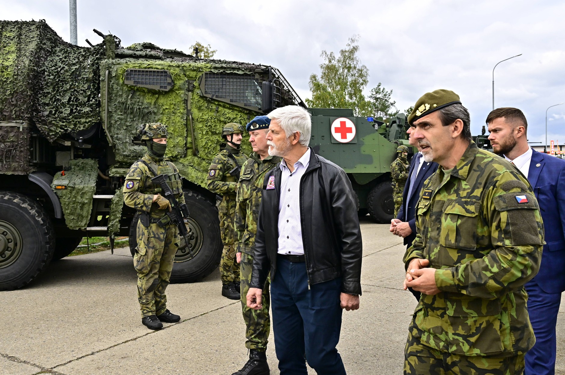 Czech President Petr Pavel (center) visits the 4th Rapid Reaction Brigade in Žatec, Czech Republic (October 15, 2025)