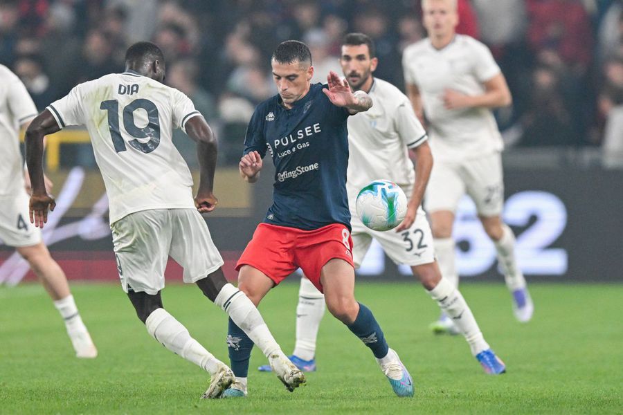 Nicolae Stanciu (in a duel with Boulaye Dia) last played on September 29, 21 minutes, in a Genoa - Lazio 0-3 match / Photo: Imago The reaction of the Italians to the non-call of Nicolae Stanciu » What does his new coach from Genoa think!
