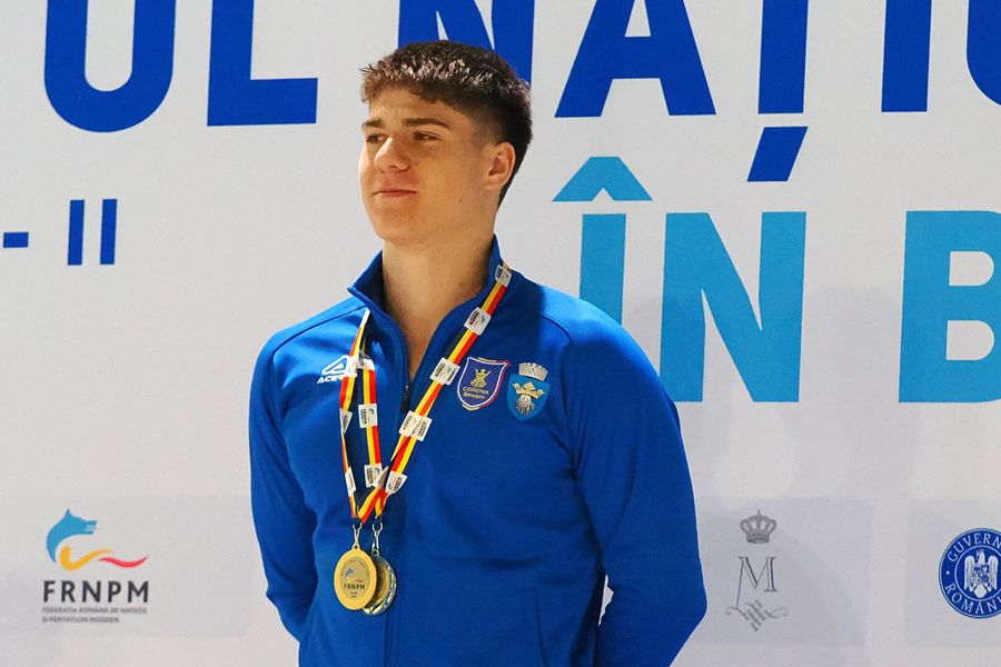 Darius Coman on the podium PHOTO Roxana Fleșeru Darius Coman and Denis Popescu go confidently to the European Short Course Championships