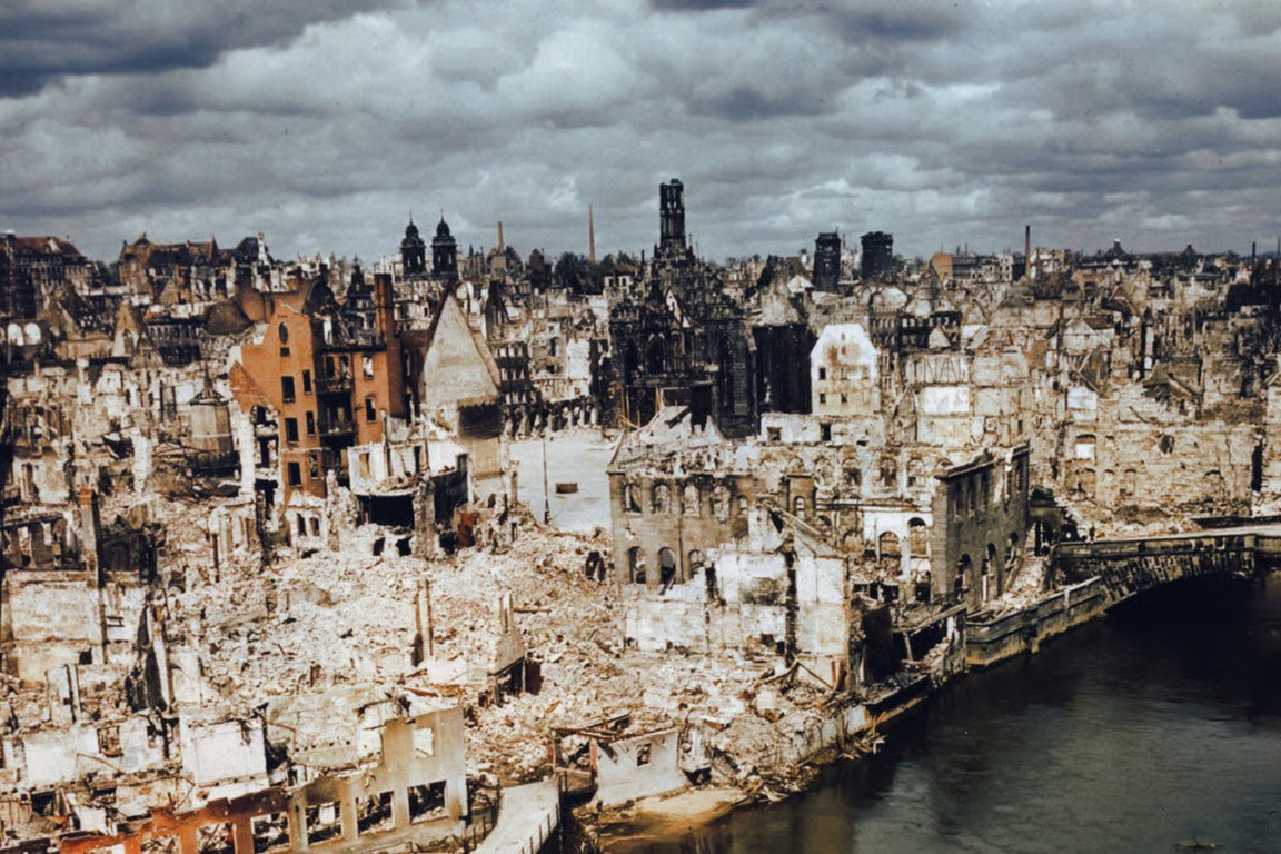 Widok zniszczonego starego miasta Norymbergi ze zbombardowanymi budynkami, kościołami i wieżami murów miejskich, Niemcy, czerwiec 1945 r.