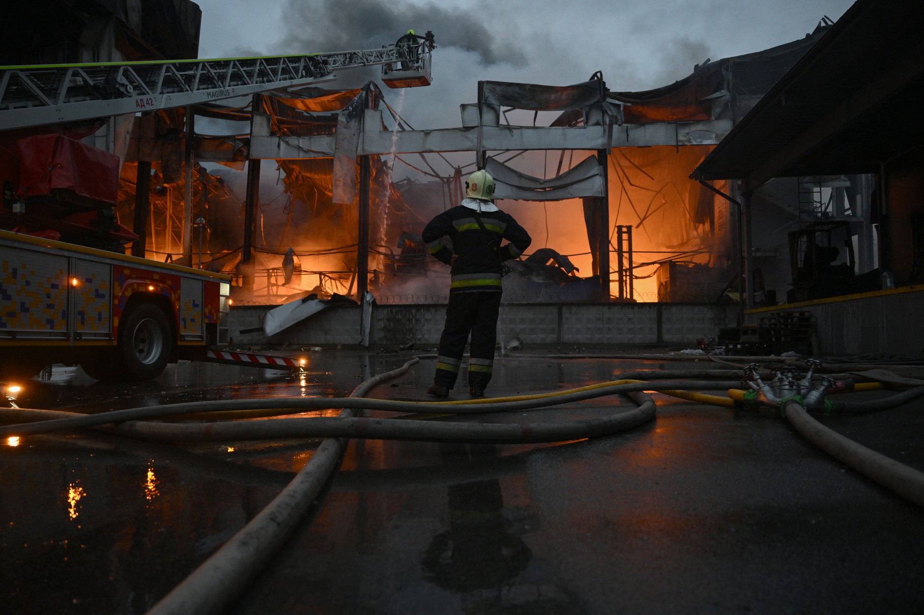 Fire after the Russian attack on Kyiv, October 25, 2025.