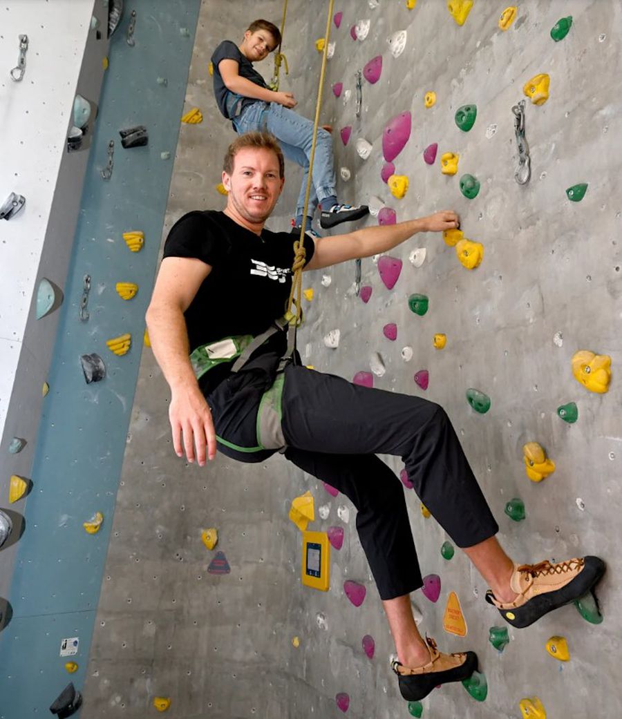 The German coach, Julian Nagelsmann, and his girlfriend, Lena, making a happy day in Munich for a seriously ill child / Photo: BILD Julian Nagelsmann, in unusual poses with his girlfriend! » The impressive gesture made by the selector