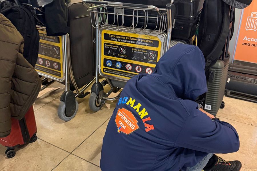 Member of the Romanian delegation, standing in the airport/Photo: Facebook The Romanian delegation to the Kayak Fishing World Cup, seized and expelled from Mexico » Harsh reaction from the country: