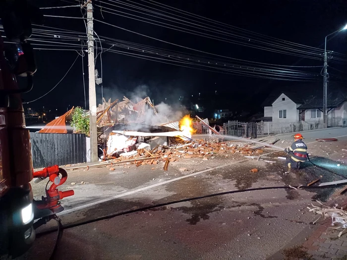   The man was found without vital signs, the house was reduced to ashes. PHOTO: dejeanul.ro