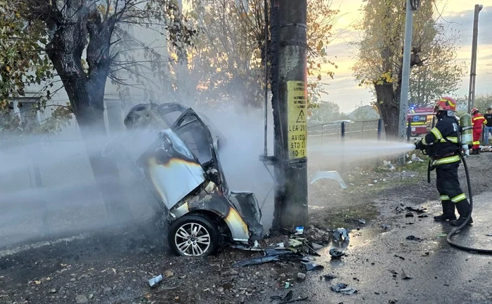 A man died after his car caught fire PHOTO: Actualitatea Prahoveana