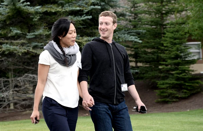 Mark Zuckerberg and his wife, Priscilla Chan PHOTO: EPA EFE