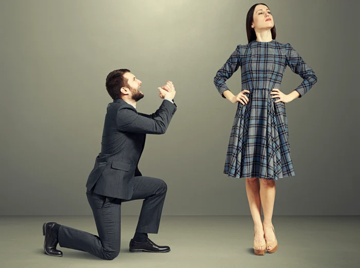 man apologizing woman 