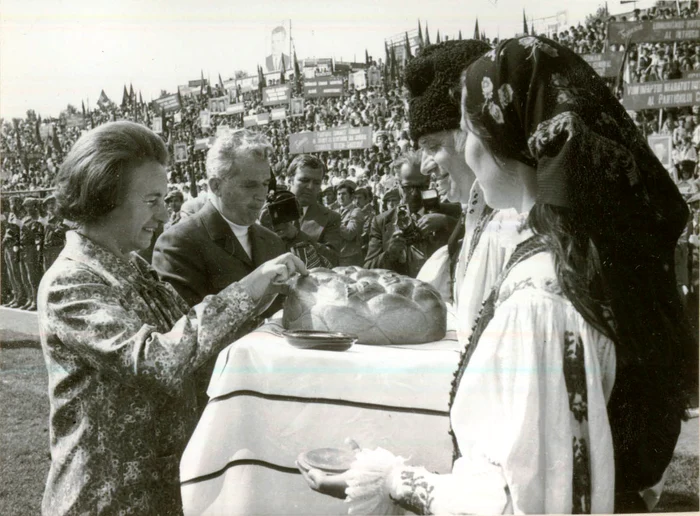 Nicolae Ceausescu primit cu paine la Odobesti in 1978
