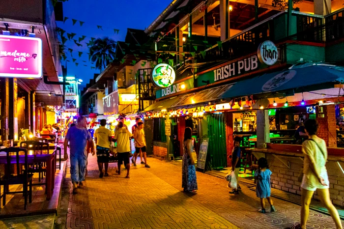 Street with restaurants and bars, on the island of Koh Phi Phi Don, Thailand PHOTO Shutterstock