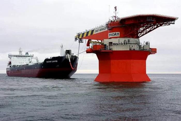 A record volume of oil on oil tanks has accumulated in international waters/PHOTO:X