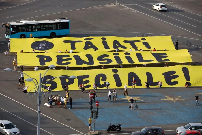 Protest Declic în Piața Victoriei. Tăiați pensiile speciale / Foto: Declic