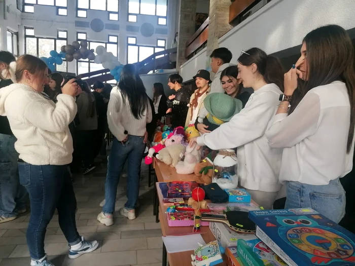 Alexandra's colleagues organized a charity fair at the high school PHOTO: Alina Mitran