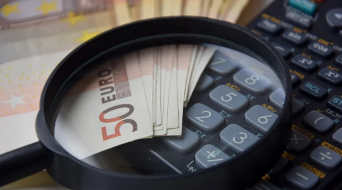magnifying glass money euro calculator
