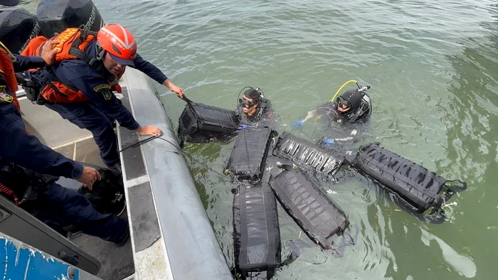 The divers brought the drugs to the surface PHOTO: X