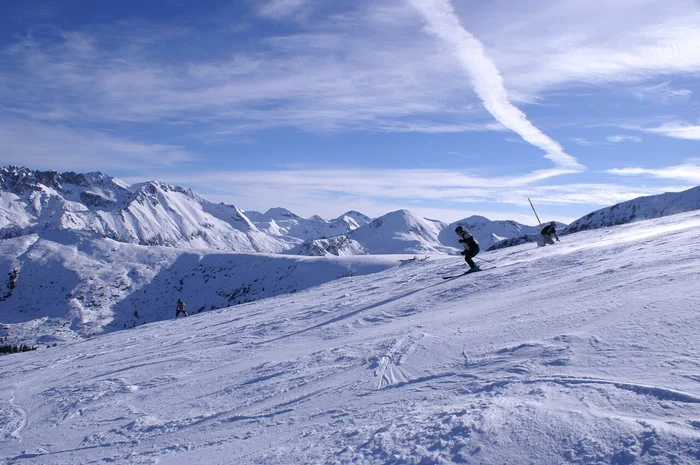 Ski in Bansko. Source: Wikipedia. Amorphism