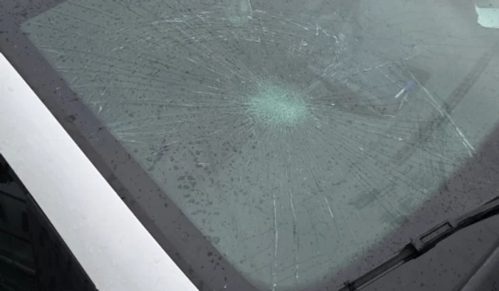 The man broke the windshield of the car with his fist PHOTO IPJ Mehedinți