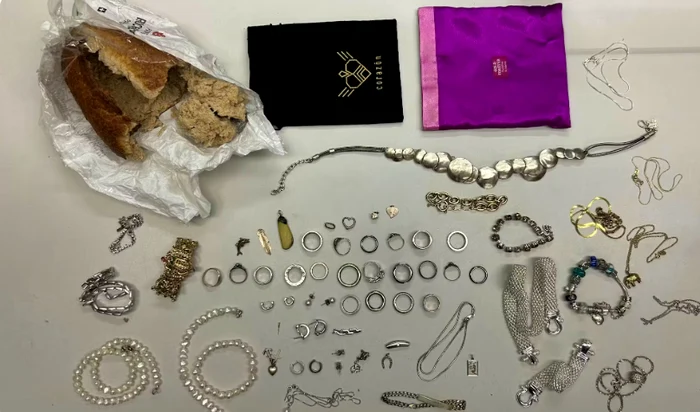 The stolen jewels were hidden in a cloth. PHOTO BAZG