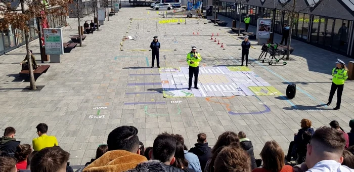 Police officers, in front of the students, during a preventive action. PHOTO Romanian Police