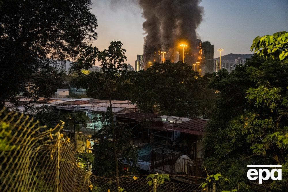 A large-scale fire has broken out in Hong Kong, skyscrapers are burning. There are dead. Photo 3