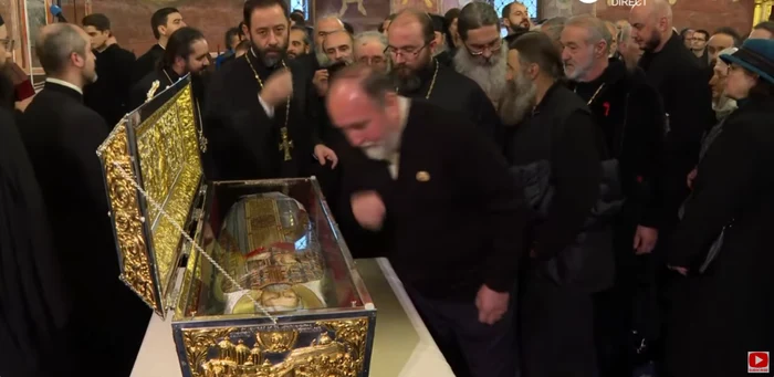 Oamenii stau la coadă la moaștele părintelui Stăniloae FOTO: Captură Trinitas