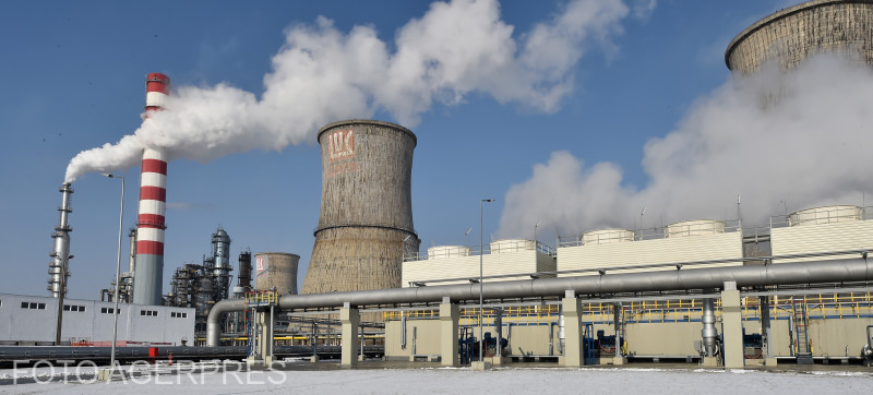 The Minister of the Environment announces that she will oblige refineries to publish air pollution measurements. 