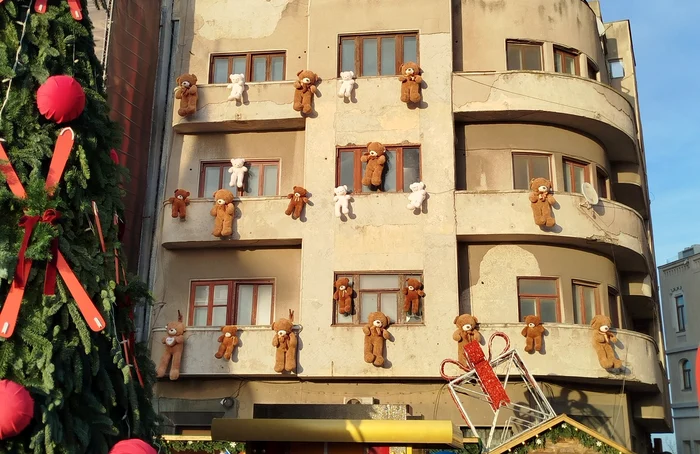 Teddy bears on the facade of a block of flats PHOTO: Peninsula Civic Initiative Group
