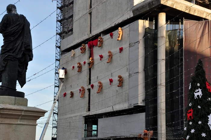 Teddy bears placed on a block wall PHOTO: Facebook/Dobrogea Live