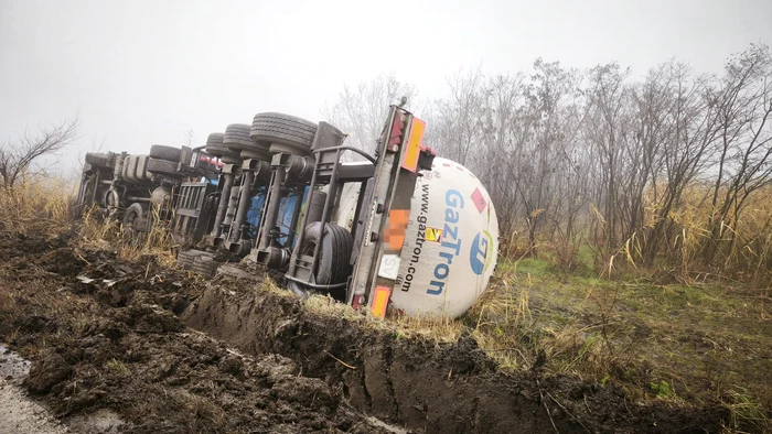 The tanker overturned on DN 26 PHOTO ISU Vaslui