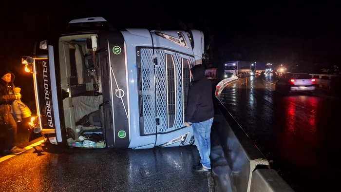 In Mehedinti County, a truck overturned and traffic is blocked PHOTO: newsmehedinti.ro