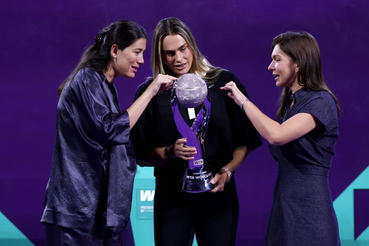 Aryna Sabalenka, alongside Garbine Muguruza and Simona Halep, with the world number 1 trophy at the end of 2025 Photo: Guliver/GettyImages