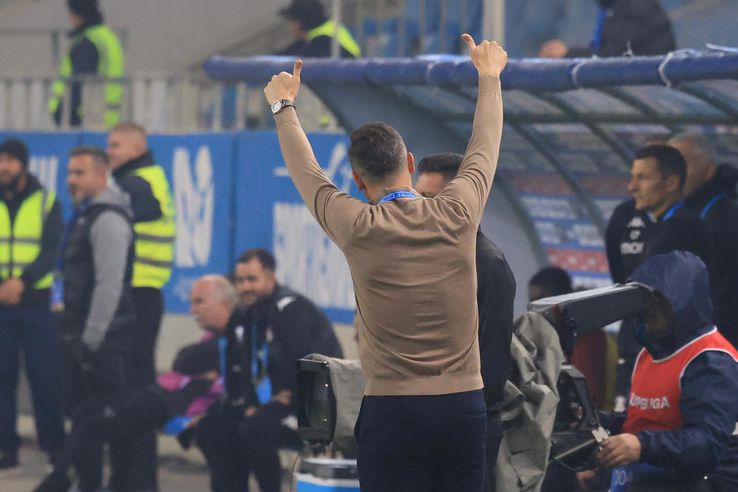 The gestures of Mirel Rădoi from Craiova University - Rapid. PHOTO: Ionuț Iordache (GSP.ro)