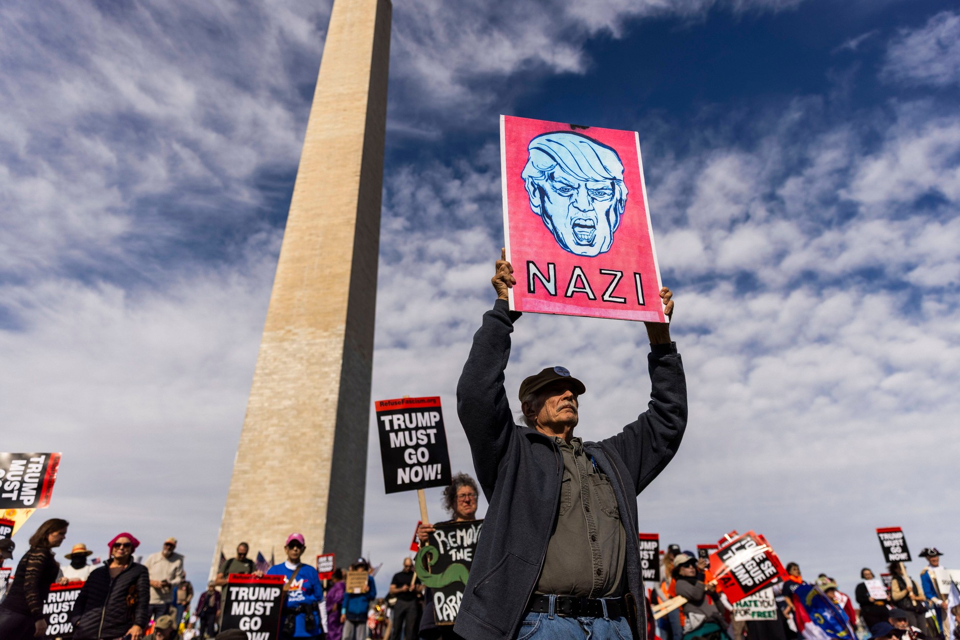 Protesters at a rally "Trump Must Go Now" ("Trump must go") a year after US President Donald Trump was elected to a second term. Washington, USA, November 5, 2025