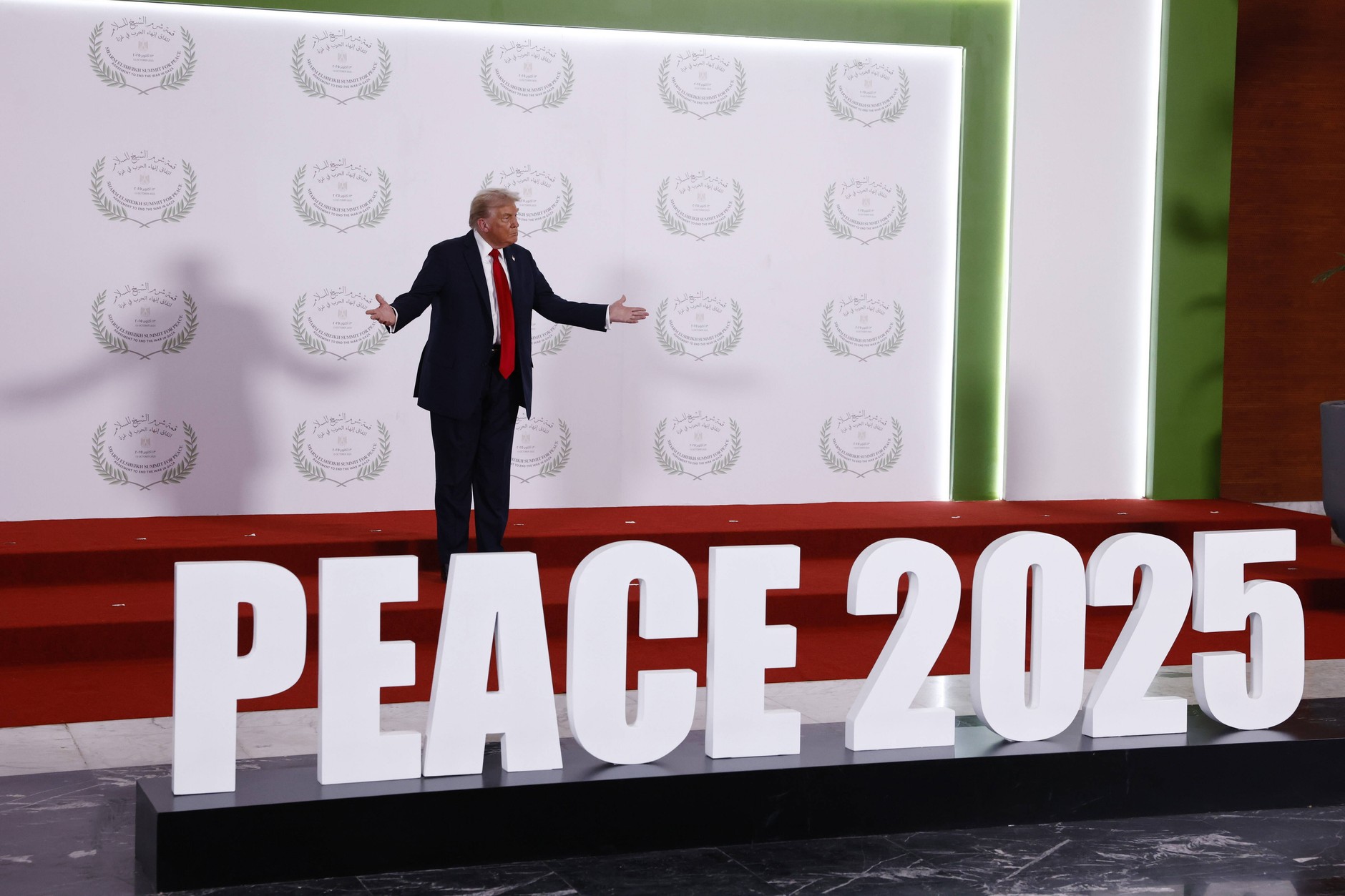 Donald Trump podczas szczytu pokojowego w Szarm el-Szejk, 13 października 2025 r.