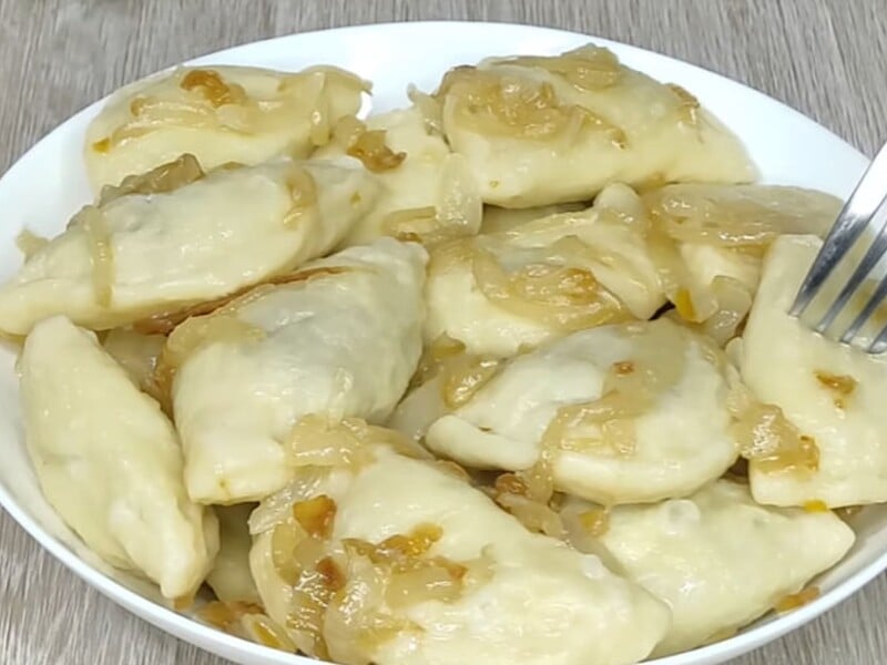 Prepare dumplings according to this recipe and they will receive all the compliments. The secret is in the hearty filling