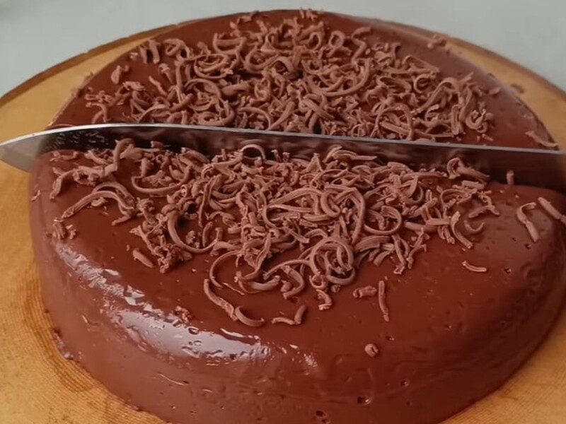 Prepare this divine dessert in 15 minutes without an oven or mixer. Simple eggless cake recipe