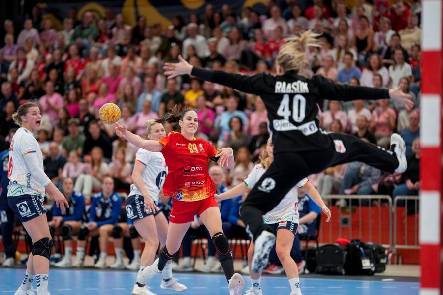Sorina Grozav a fost principala marcatoare a României contra Norvegiei în Euro Cup Foto: Imago Images Ele sunt cele 18 handbaliste care vor să scrie istorie pentru România la CM: marele motiv de optimism + 10 jucătoare „dispărute” în ultimul an