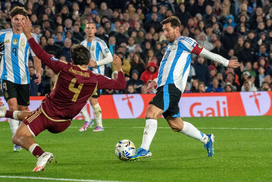The great Lionel Messi (38 years old) was moved to tears in the match Argentina - Venezuela, score 3-0, the last game he played for the national team in his native country. Will Messi defend his world title? » Argentina captain's announcement: