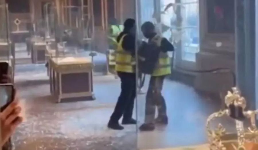 Images taken during the break-in of the Apollo gallery at the Louvre Museum in Paris One of the alleged perpetrators of the Louvre robbery is a Paris FC fan! » The police arrested him before entering the stadium