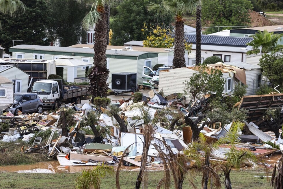 A strong storm has hit Western Europe, leaving people dead and injured. Photo 1