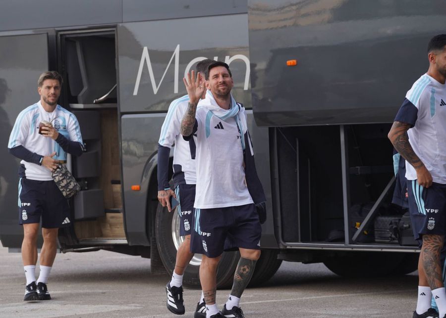 Captain Lionel Messi and his teammates getting off the coach at Thursday's training / Photo: Imago Exaggerated fast and protests upon Messi's arrival in Angola » The country's president stepped onto the pitch at the start of the match: what a gift he gave to Lionel