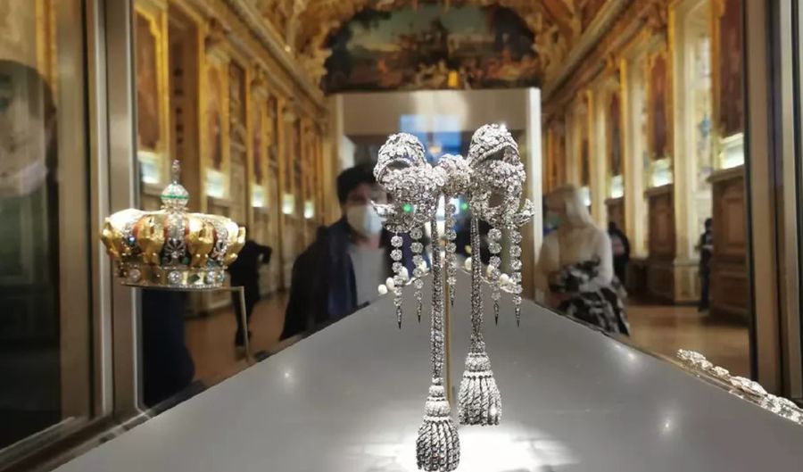 One of the pieces from Napoleon's royal collection stolen on October 19 from the Louvre Museum One of the alleged perpetrators of the Louvre robbery is a Paris FC fan! » The police arrested him before entering the stadium