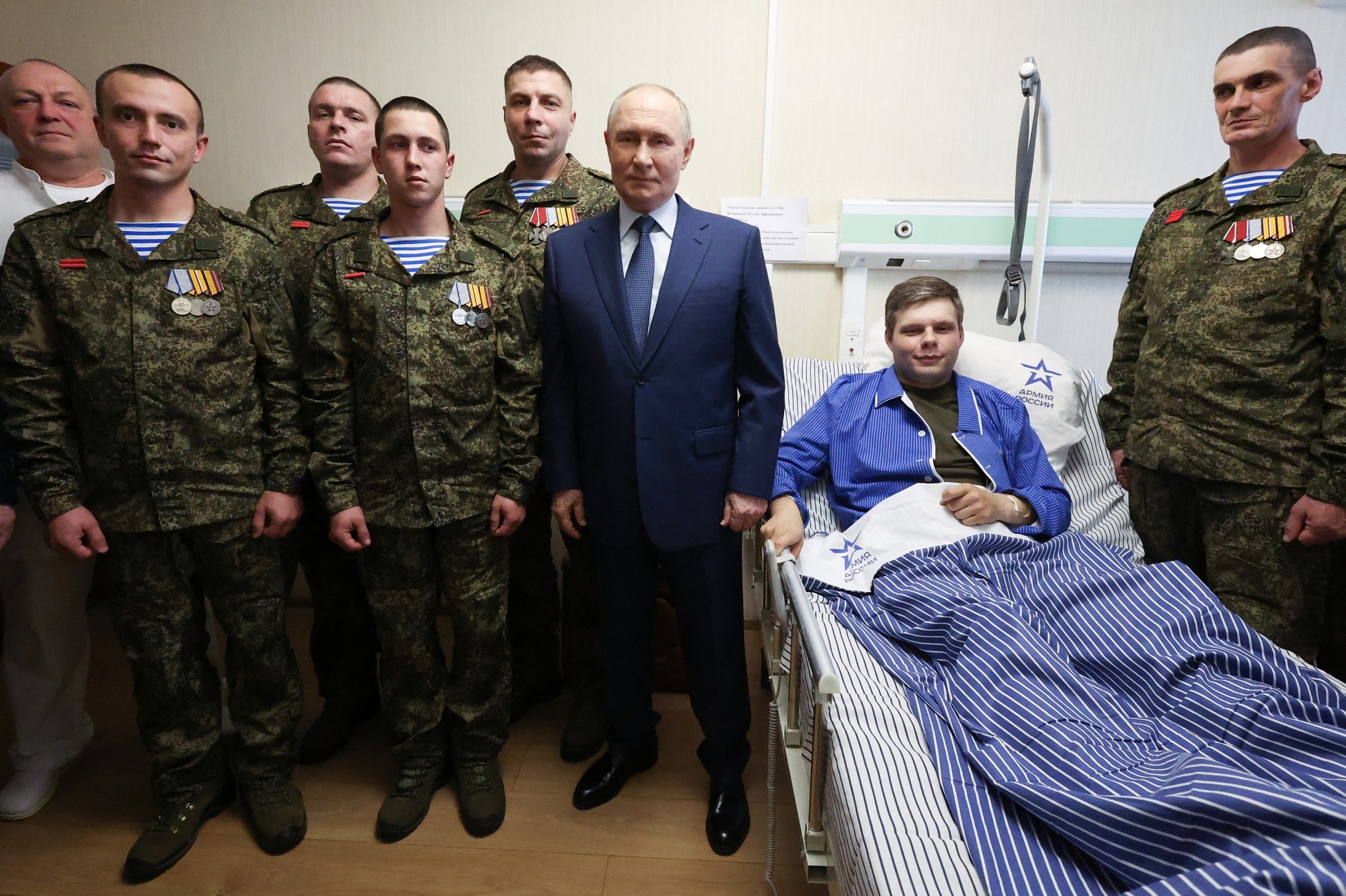 Prezydent Rosji Władimir Putin odwiedza rannych rosyjskich żołnierzy, Moskwa, październik 2025 r.