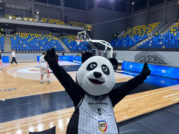 The hall in Turda, modified for the U-BT Cluj-Napoca match / PHOTO: David Istrate (GSP.ro)