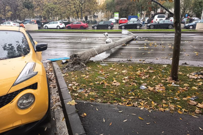 Light pole collapsed on a Bucharest boulevard, after a female driver hit it head-on with her car, and then it overturned