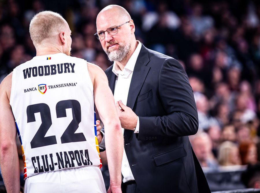 Mihai Silvășan and Trey Woodbury/Photo: Manases Sandor (u-bt.basketball) Mihai Silvășan reached 500 matches at the helm of U-BT Cluj-Napoca:
