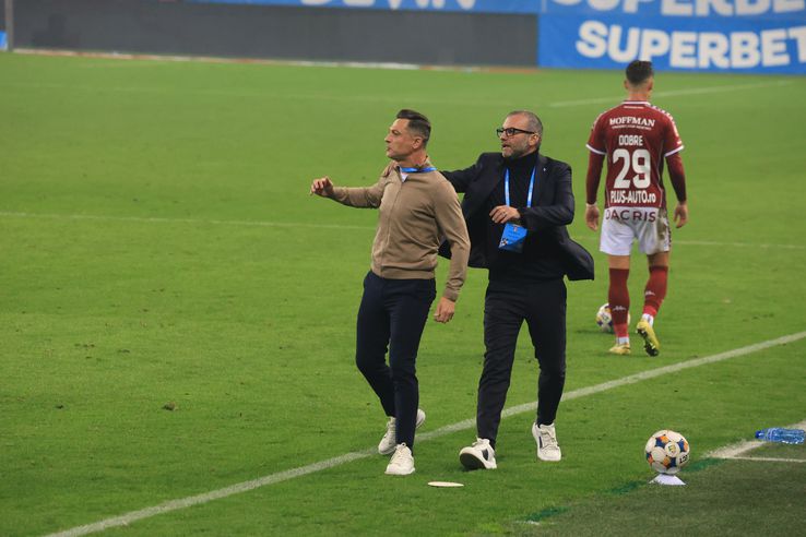 The gestures of Mirel Rădoi from Craiova University - Rapid. PHOTO: Ionuț Iordache (GSP.ro)