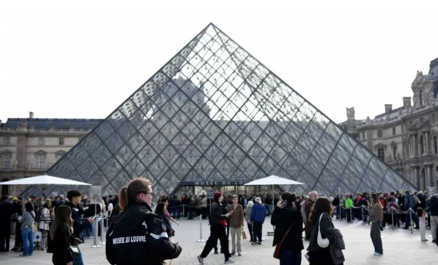 Thieves from the Louvre Museum stole jewels estimated at 88 million euros two weeks ago One of the alleged perpetrators of the Louvre robbery is a Paris FC fan! » The police arrested him before entering the stadium