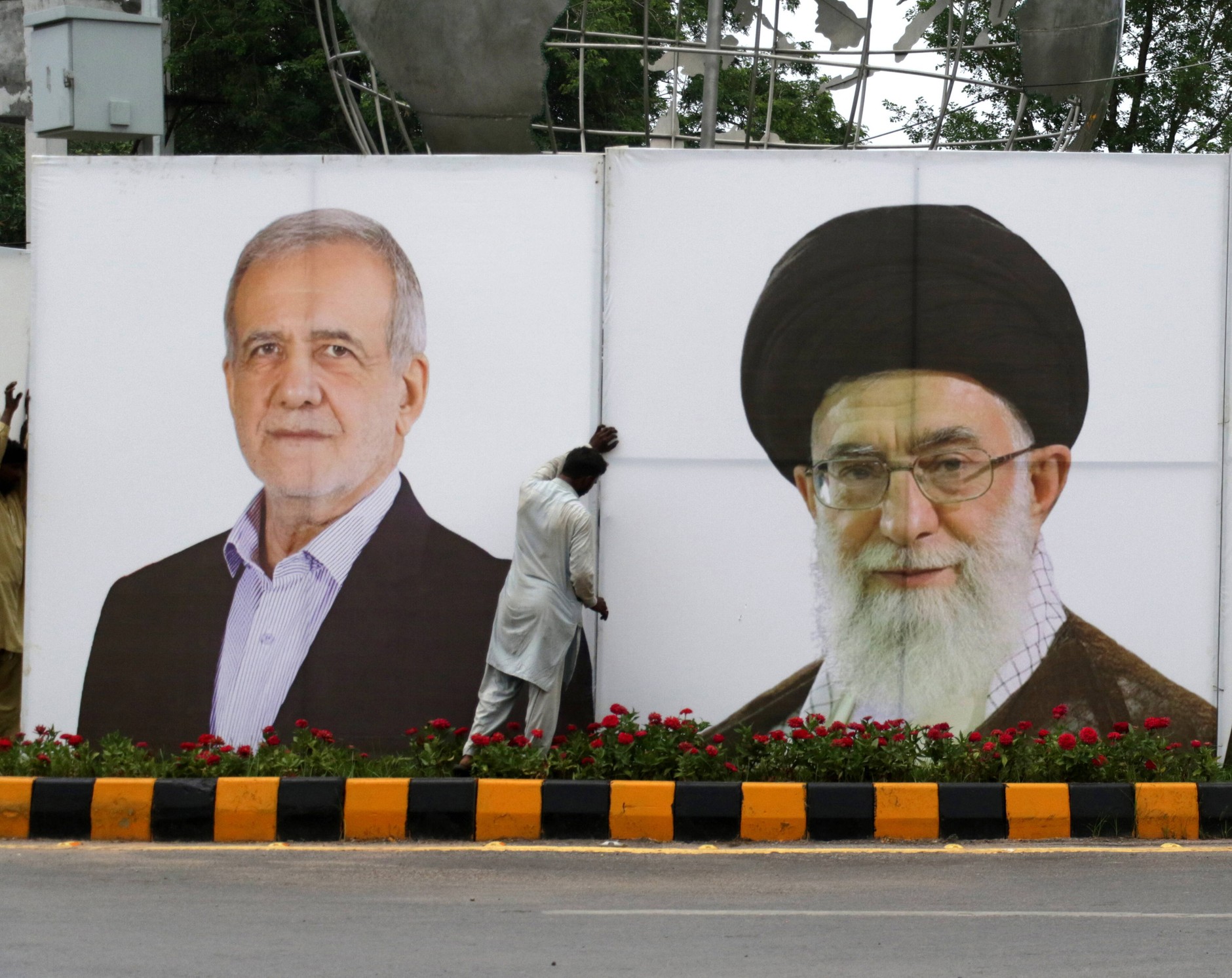 A billboard with photos of Iranian President Masud Pezeshkian (L) and Iranian Supreme Leader Ali Khamenei in Islamabad, Pakistan, August 1, 2025 (illustrative photo)